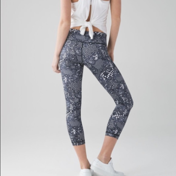 LULULEMON Pretty Lace Black White WUNDER UNDER Lattice Floral Crop Leggings Sz 6 - Picture 3 of 15